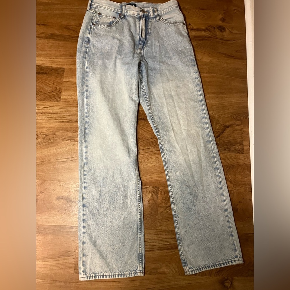 Light wash, stretchy, 90’s baggy jeans. Aeropostale.